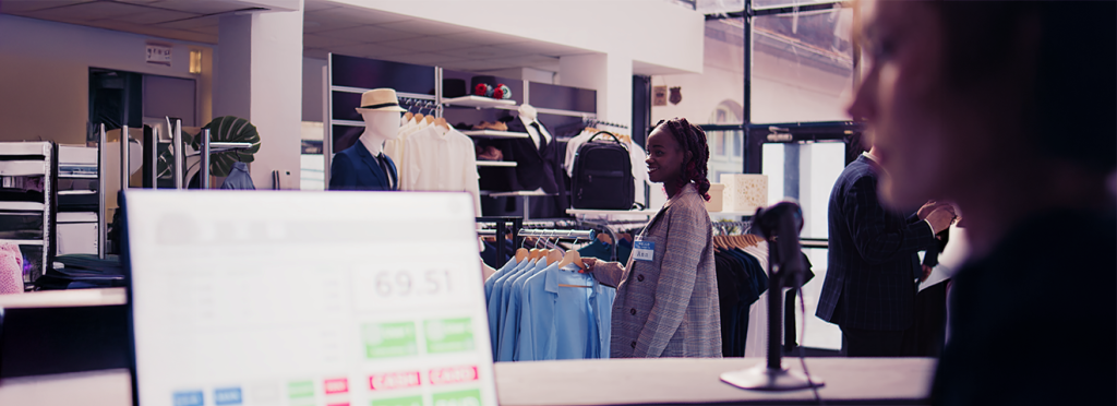 Equipe analisando sistema de gestão em ambiente de varejo, representando operação omnichannel em franquias