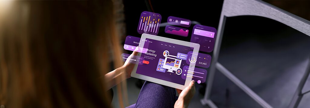 Pessoa usando um tablet com interface digital futurista e hologramas de dados e gráficos relacionados a sistemas ERP