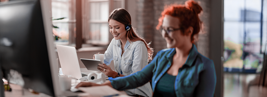 Equipe de operações analisando dados de logística e gestão de pedidos para melhorar a experiência do cliente.