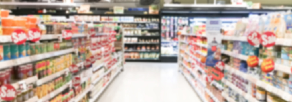 Profissionais analisando operação com robô industrial em funcionamento, representando tecnologia, automação e integração de sistemas que também impactam a eficiência do PDV no varejo.