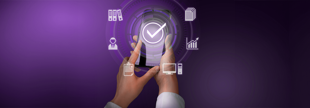 Pessoa utilizando smartphone com ícones de tecnologia e dados representando integração de sistemas no varejo digital.